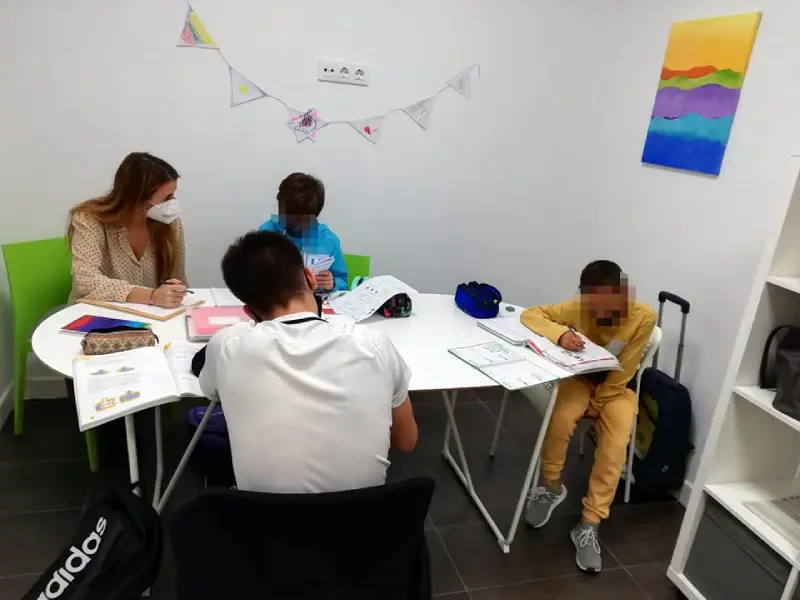 Clase de refuerzo escolar en la academia CIDE de Dos Hermanas