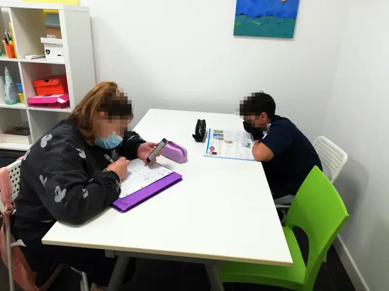 Clase de apoyo escolar en la academia CIDE de Dos Hermanas