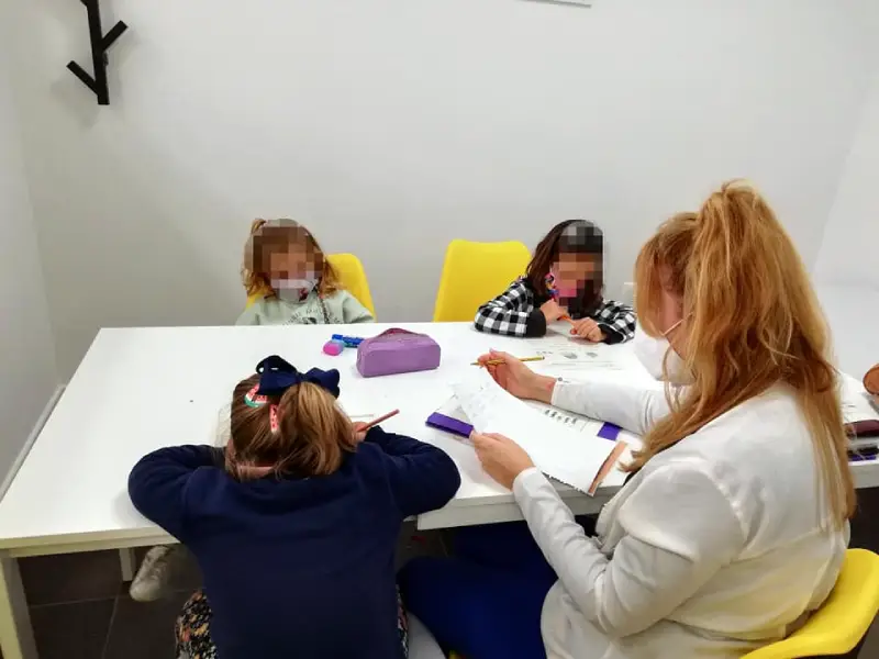 Clase de refuerzo de primaria en la academia CIDE de Dos Hermanas