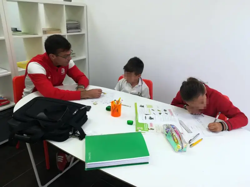 Clase de apoyo escolar en CIDE