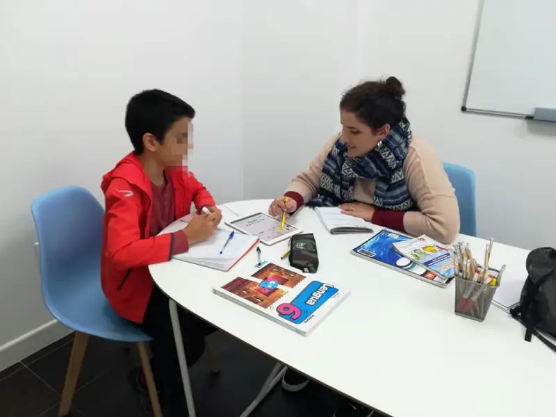 Imagen que muestra una clase de refuerzo en la academia CIDE